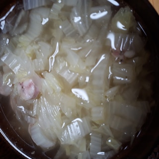 バジルウインナーと白菜と大根のコンソメスープ